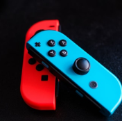 controle nintendo switch vermelho e azul claro